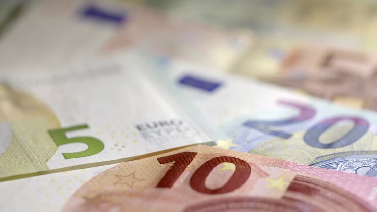 Scharf beleuchtete Verfolgung von Euro-Banknoten