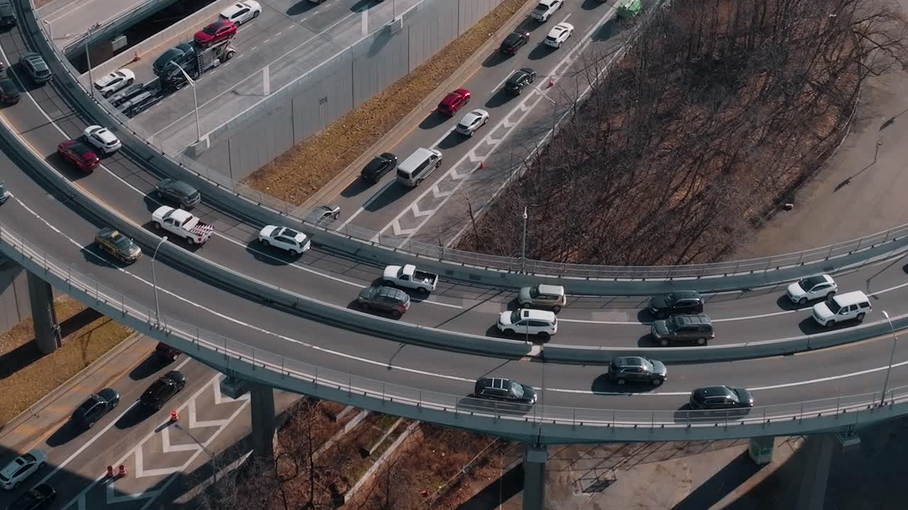 Trafik på en travl motorvej i New York i dagtimerne