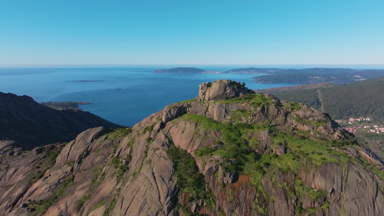 pico de montaña rocosa con vistas a la ciudad de ezaro y al río xallas en dumbria, a coruña, españa