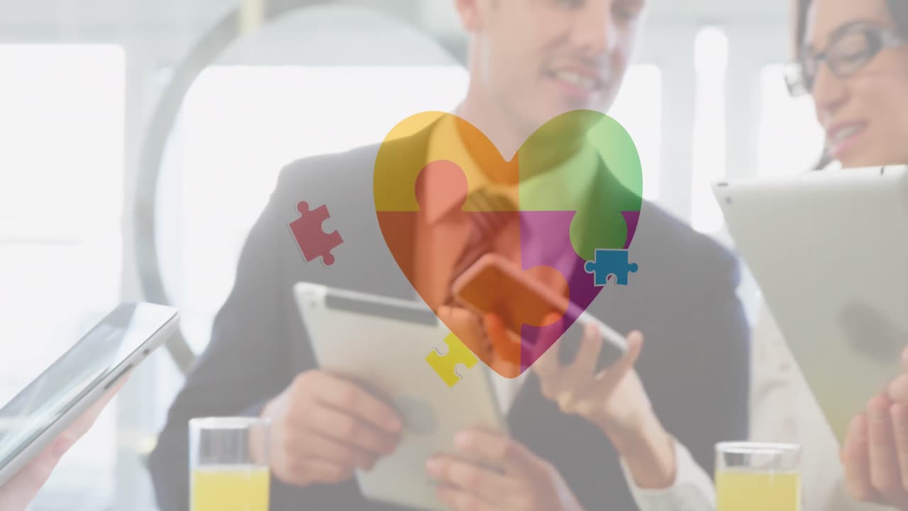 animación de piezas de rompecabezas coloridas y texto de autismo sobre personas de negocios que usan dispositivos digitales