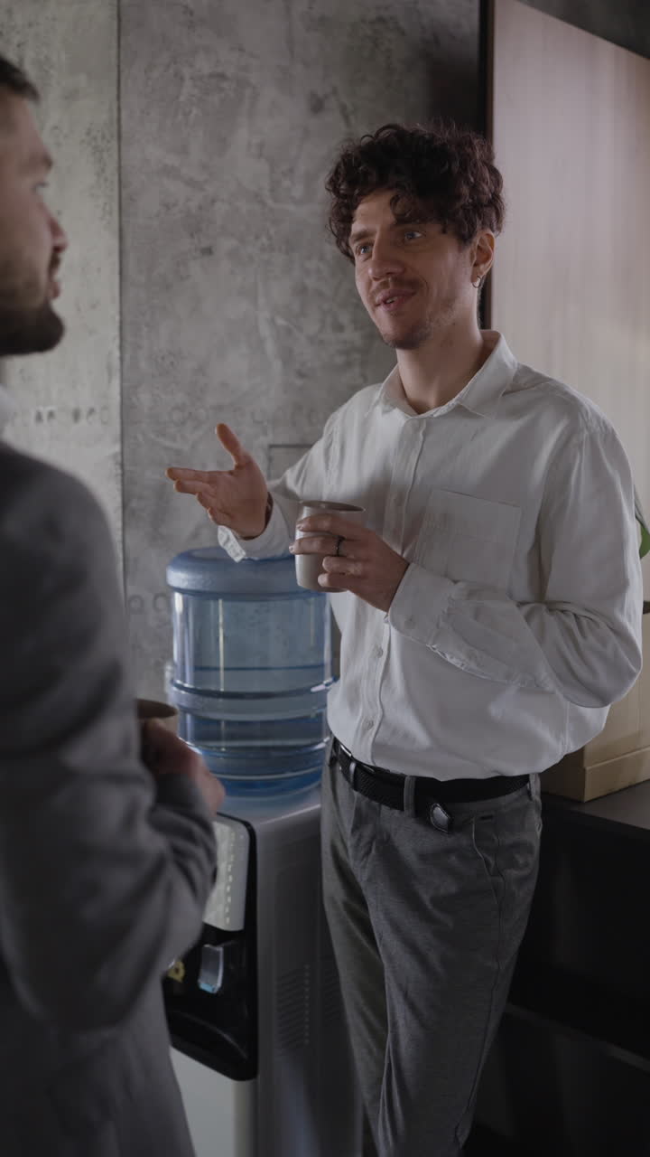 colegas de negocios charlando en el enfriador de agua