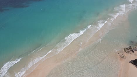 Luftdrohnenaufnahme-Eines-Wunderschönen-Strandes-Mit-Klarem-Wasser-In-Fuerteventura-Auf-Den-Kanarischen-Inseln