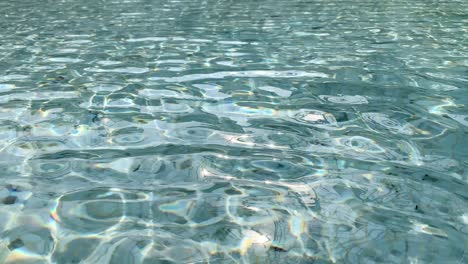 ondulación superficial en una piscina con agua clara y refrescante - textura de fondo