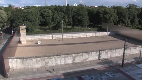 柏林牆紀念碑 (berlin wall memorial) 位於德國柏林的bernauer straße