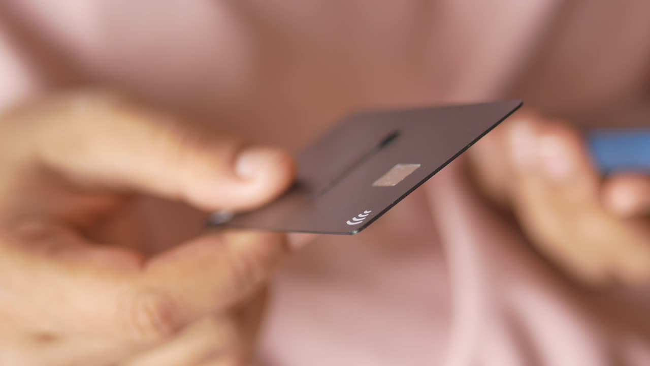 manos con una tarjeta de crédito