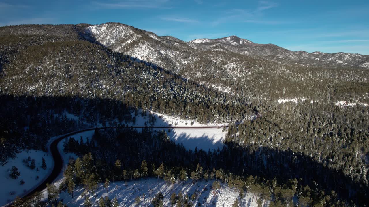 drone aéreo disparó sobre un camino sinuoso en las montañas de nuevo méxico
