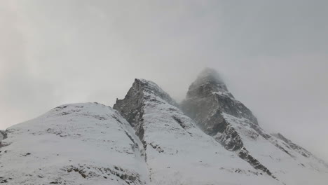 Famosos-Picos-Montañosos-De-Otertinden,-Paisaje-Montañoso-Nevado,-Signaldalen-Noruega---Toma-Aérea