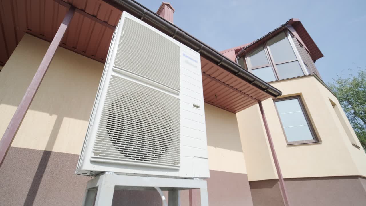 técnico de hvac instala sistemas de calefacción, ventilación y aire acondicionado. bomba de calor