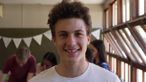 retrato de un niño adolescente en el aula de la escuela