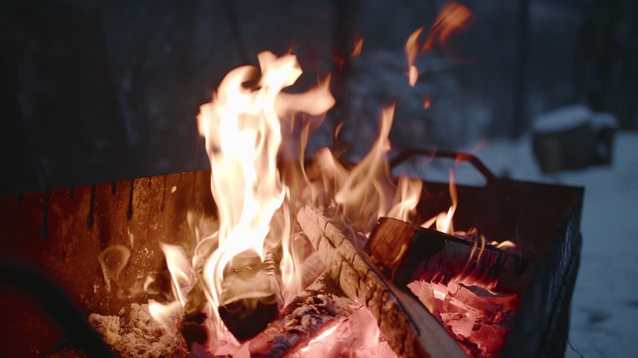클로즈업: 검은색 배경에 고립된 사격 선의 느린 움직임