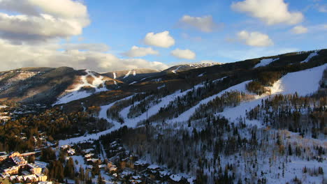 Aéreo-Cinemático-Drone-Vail-Pueblo-Estación-De-Esquí-De-Vail-Cabeza-De-Leones-Puesta-De-Sol-De-Pistas-De-Esquí-Y-Góndola-Paisaje-Montañoso-Escénico-De-Colorado-A-La-Izquierda-Movimiento