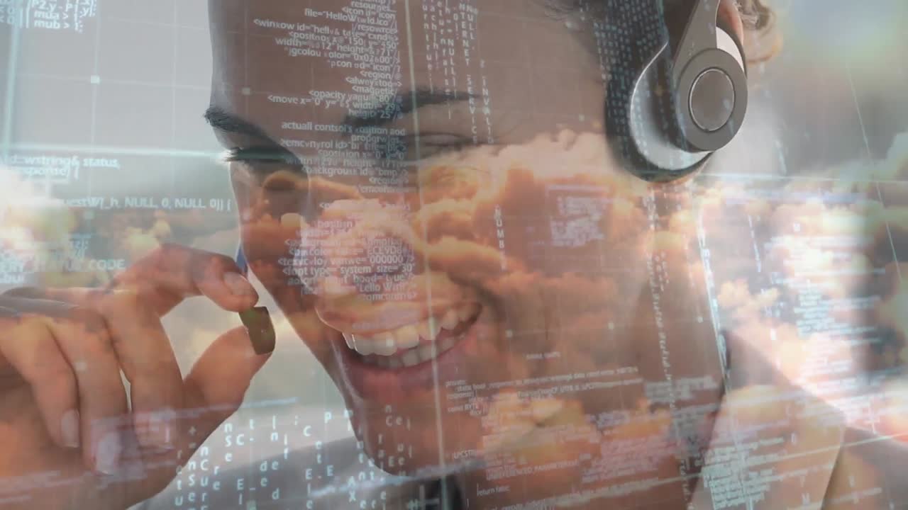 animación del procesamiento de datos sobre un hombre de negocios sonriente con auriculares vr