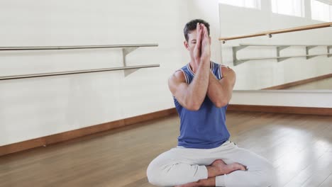 Hombre-Caucásico-Enfocado-Practicando-Yoga-En-El-Gimnasio,-Cámara-Lenta