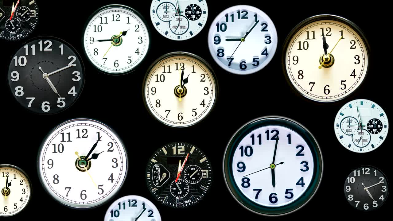 varios relojes en un marco de lapso de tiempo. tiempo concepto de imágenes hechas de reales, diferentes caras de reloj. mostrando diferentes horas en fondo negro. 4k.