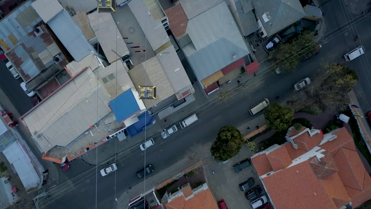 vista aérea siguiendo un teleférico que viaja a través de la concurrida ciudad de la paz, bolivia