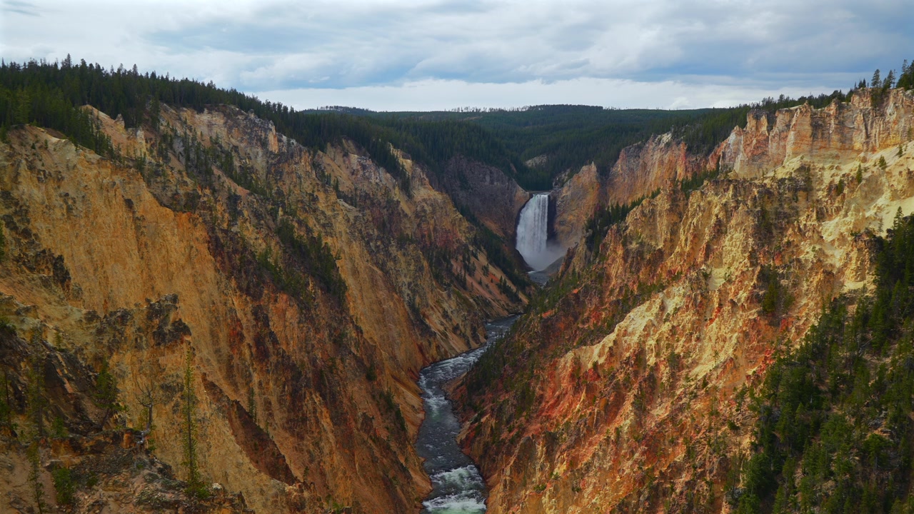 Inspiration Point North Rim Drive Grand Canyon of the Yellowstone, air terjun bertingkat di Taman Nasional Yellowstone, Wyoming, AS. Pemandangan alam Red Rock Point dan Lookout Point di pagi yang berangin dan cerah.