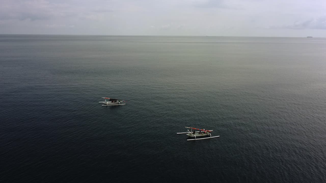푸른 맑고 깨끗하고 잔잔한 평평한 바다에 고립 된 어부의 공중 쌍
