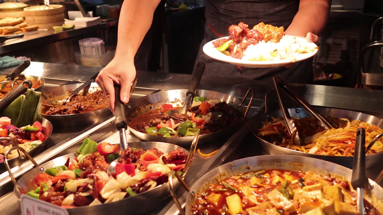 시장 의 상점 에서 제공 되는 음식