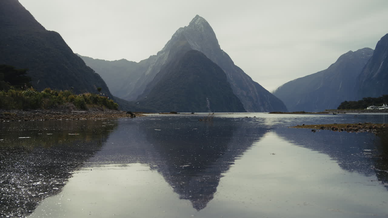 Milford Sound, Nowa Zelandia - Majestatyczne Szczyty i Spokojna Woda
