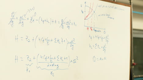 Fórmulas-Y-Ecuaciones-Matemáticas-Escritas-A-Mano-En-Una-Pizarra-Blanca---Concepto-De-Ingeniería-Civil---Primer-Plano,-Control-Deslizante-A-La-Derecha