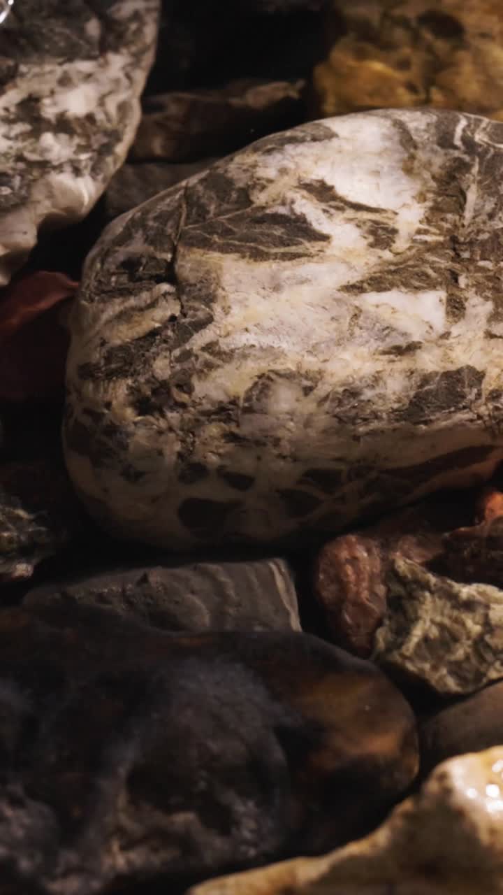 agua que fluye en un río