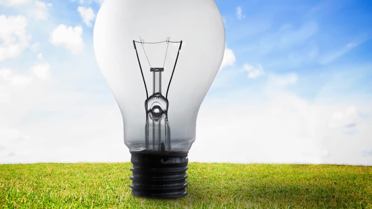 Animazione di una lampadina su cielo blu ed erba