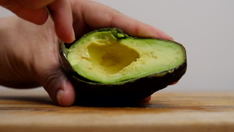 Eine-Avocado-Aufschneiden