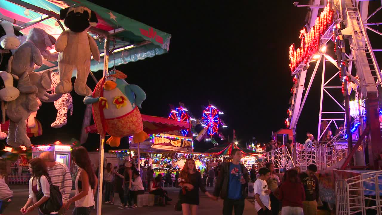 포그라운드에서 경품이 있는 밤의 카니발