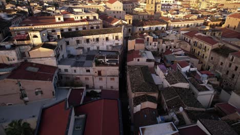 una toma aerea de palermo en sicilia