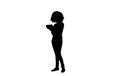 silhouet van een vrouw die een tabletcomputer gebruikt