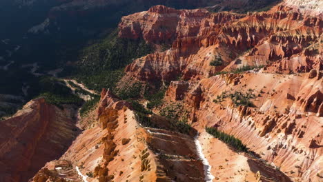 Drone-Inclinándose-Frente-A-Formaciones-De-Arenisca-Roja,-En-El-Soleado-Cañón-Bryce,-Utah