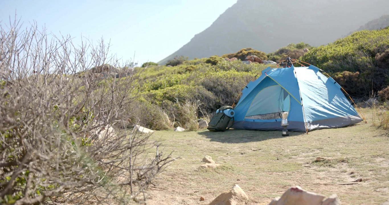 Barraca de camping azul em uma clareira na montanha, sensor iniciando sobreposições numéricas mostrando dados do ambiente.