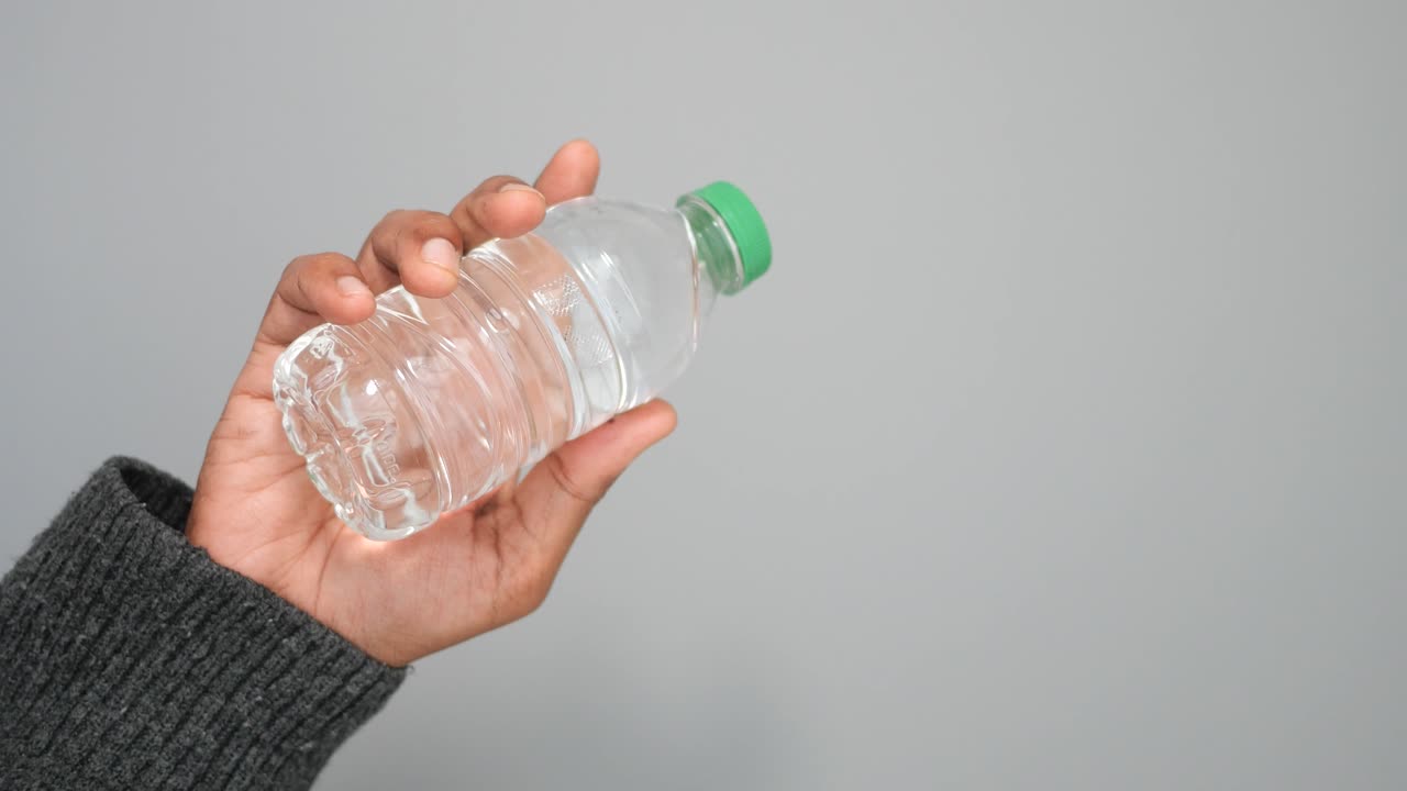mano con una botella de agua