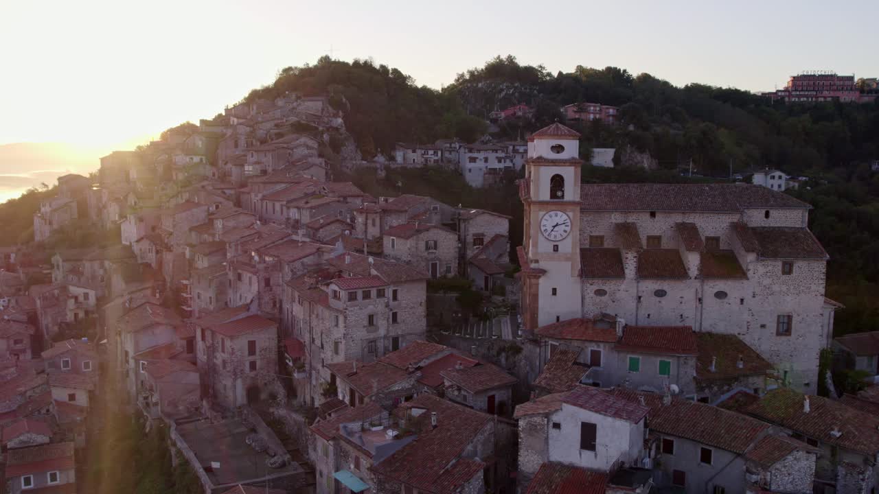 L'alba illumina la Chiesa di Santo Stefano su una collina nebbiosa ad Artena, Italia