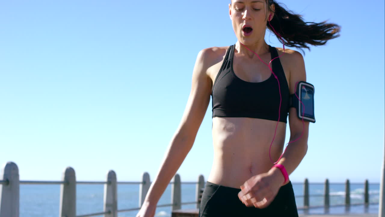 그녀의 몸소리를 듣고 숨을 쉬고