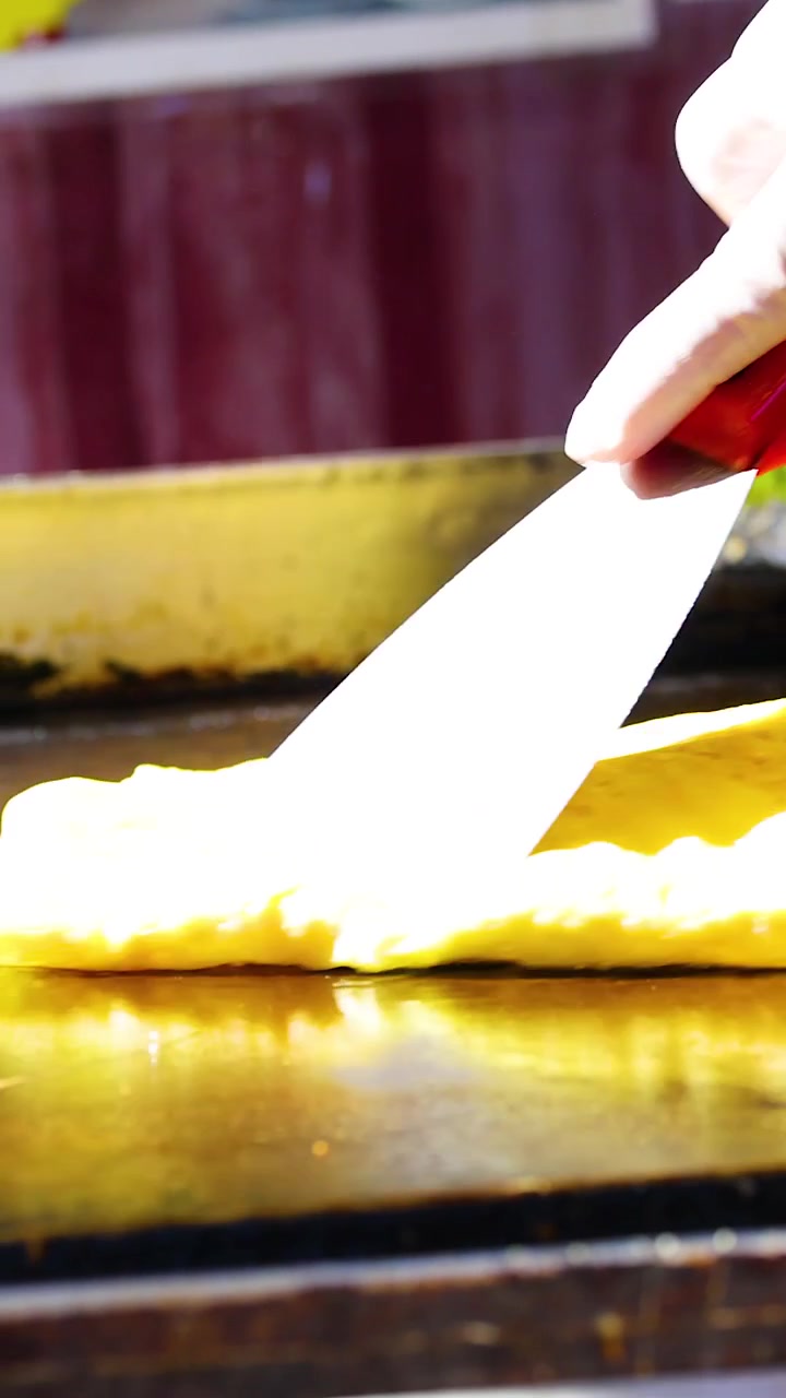 Kok tilbereder omelet ved en bod i Rama 9 Park