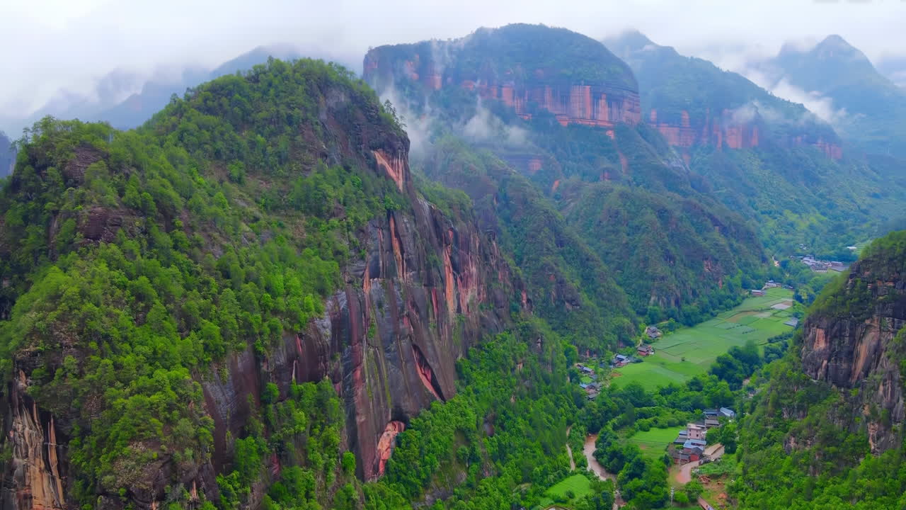 impactante fotografía aérea de la rara belleza de las nubes flotando sobre pinos y rocas extrañas montaña