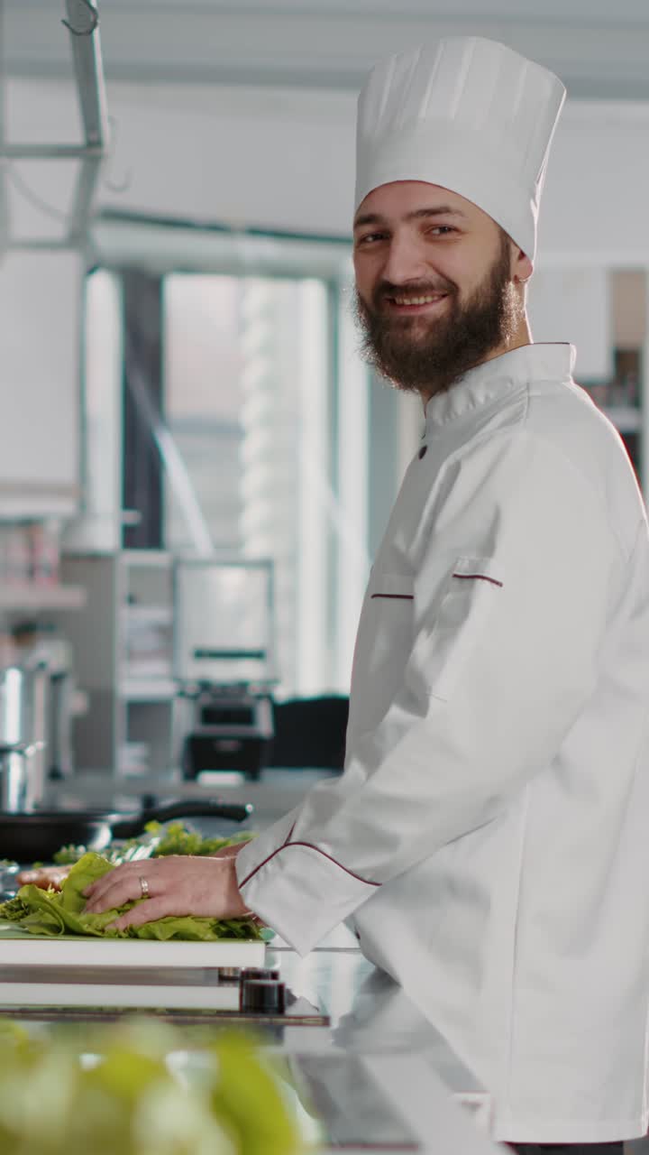 Chef professionista che prepara cibo in una cucina di un ristorante