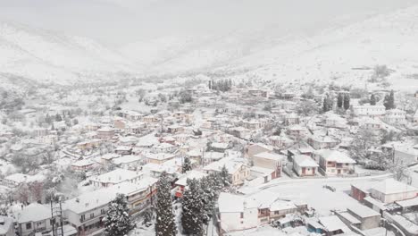 Revelador-Video-De-Drones-Sobre-La-Montaña-Del-Pueblo-Nevando-El-Invierno-Brumoso