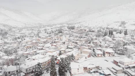 revelador video de drones sobre la montaña del pueblo nevando el invierno brumoso