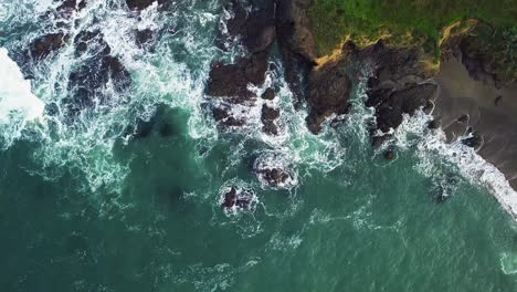 Meereswellen-Krachen-Gegen-Felsige-Klippen-In-Kalifornien