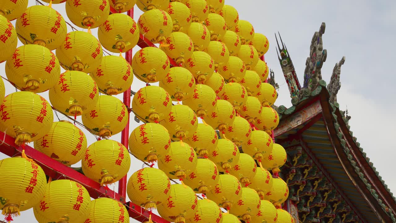 대만 타이페이시 용산사 외부의 노란 등불