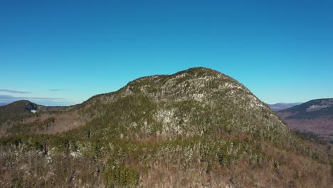 tobogán aéreo a la derecha a través de una montaña en maine después de finales de otoño nieve