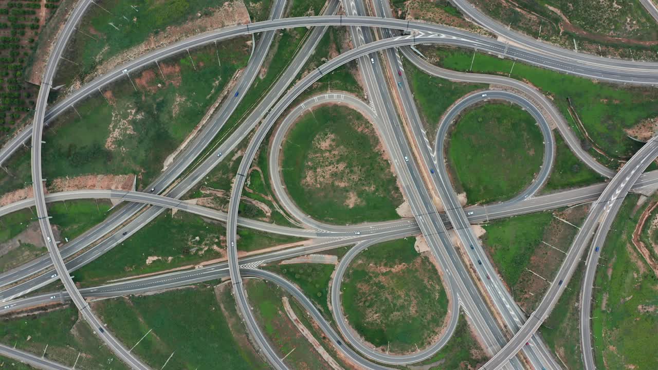воздушный вид. шоссе, многоуровневая дорожная развязка с движущимися автомобилями. автомобили движутся на многоуровненной дорожной развязке