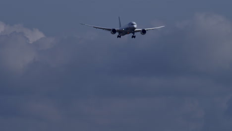 avión de pasajeros volando contra el cielo con nubes en un día soleado