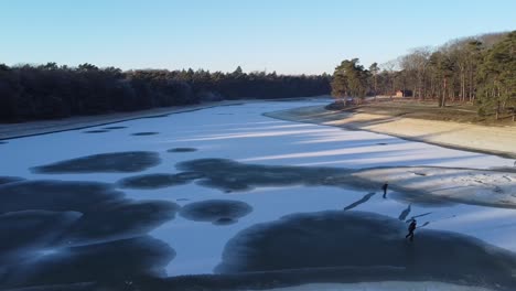 patinadores sobre hielo en el kibbekoele en la provincia de drenthe