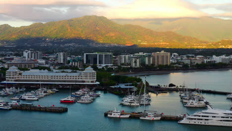 Vista-Aérea-Del-Puerto-Y-El-Puerto-Deportivo-En-Cairns,-Queensland,-Australia-Al-Amanecer---Disparo-De-Drones