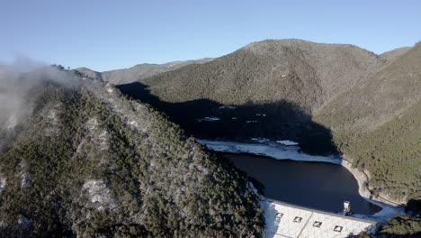 Jade-Dragon-Snow-Mountain-Lake-Dam,-Winteransicht-Aus-Der-Luft