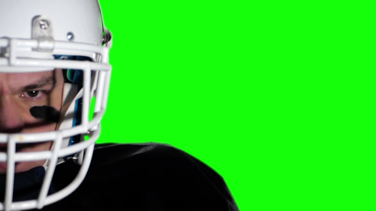 Jogador de futebol americano irritado pronto para o jogo. CLOSE-UP TELA VERDE CHROMA KEY CÂMERA LENTA.