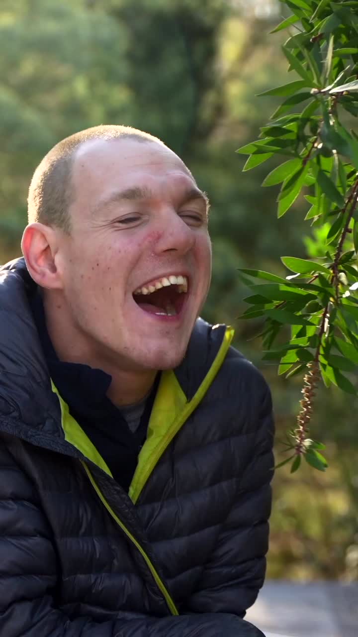 Hombre en la naturaleza con hojas